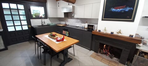 Kitchen or kitchenette, Dining area, fireplace, stove