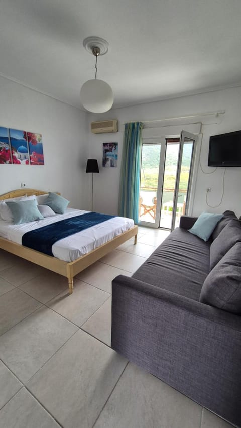 Bed, TV and multimedia, Photo of the whole room, Bedroom