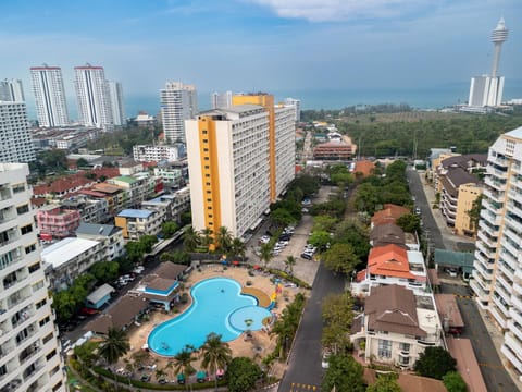 Property building, Day, Neighbourhood, Natural landscape, Bird's eye view, City view, Pool view, Sea view, Street view, Swimming pool, Swimming pool, Location