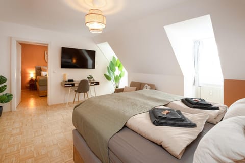 Bed, TV and multimedia, Photo of the whole room, Bedroom, towels
