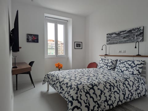 Bed, TV and multimedia, Photo of the whole room, Seating area, Bedroom