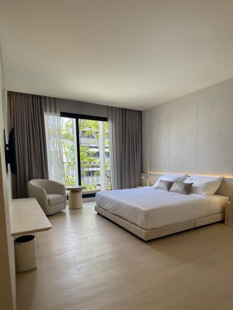 Bed, Living room, Photo of the whole room, Bedroom