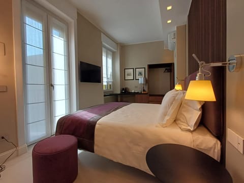 Bed, TV and multimedia, Photo of the whole room, Seating area, Bedroom