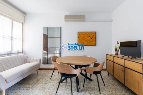 Communal lounge/ TV room, Living room, Seating area, Dining area, Evening entertainment, air conditioner