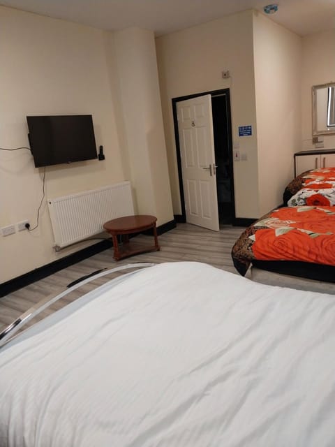 Bed, TV and multimedia, Bedroom