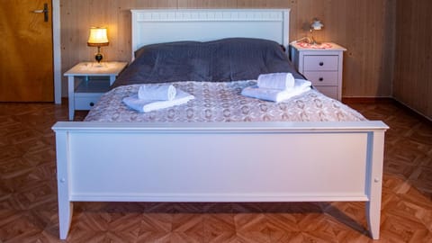 Bed, Bedroom, towels