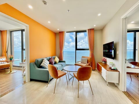 Communal lounge/ TV room, TV and multimedia, Living room, Seating area, Dining area, Evening entertainment