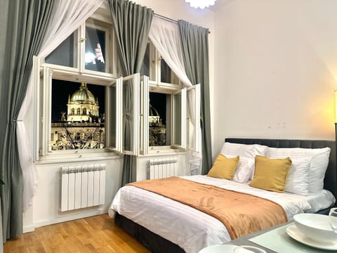 Bed, Living room, Photo of the whole room, Seating area, Bedroom, internet