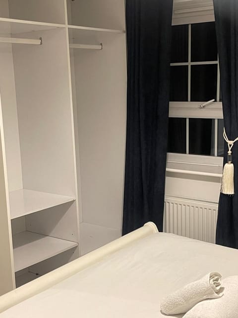 Bed, Bedroom, internet, wardrobe