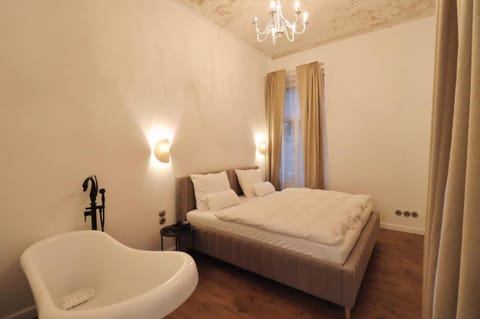 Bed, Photo of the whole room, Bedroom, Bath