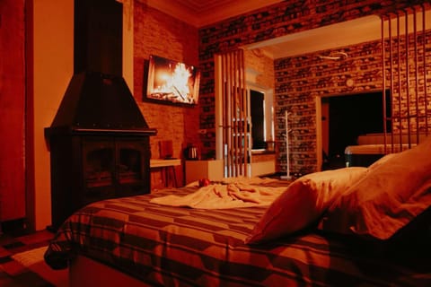 Bed, TV and multimedia, Bedroom