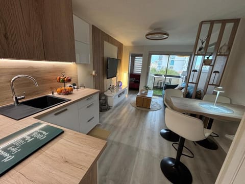 Kitchen or kitchenette, Dining area, stove