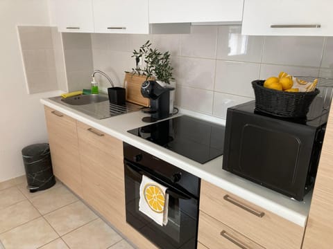 Coffee/tea facilities, oven, kitchen