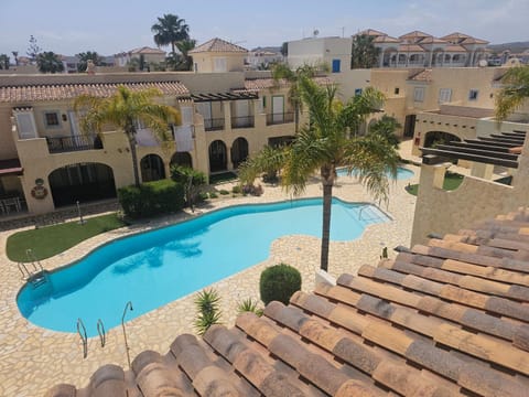 Property building, Patio, Day, Pool view, Swimming pool, sunbed