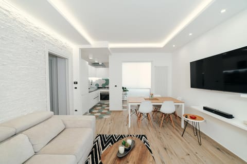 TV and multimedia, Kitchen or kitchenette, Living room, Seating area, Dining area