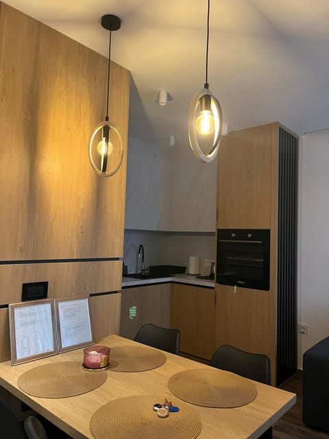 Kitchen or kitchenette, Dining area