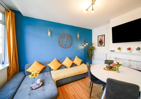 Open Mind Property - HotTub, 7 Guests & Parking House in Portsmouth