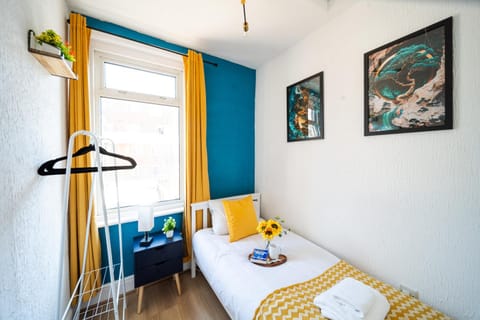 Open Mind Property - HotTub, 7 Guests & Parking House in Portsmouth