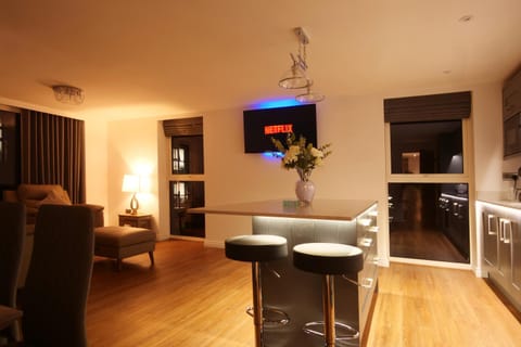 TV and multimedia, Kitchen or kitchenette, Seating area, Dining area