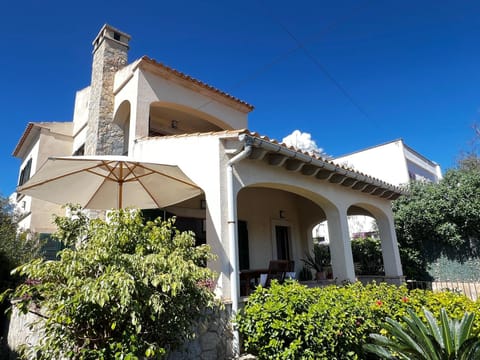 Property building, Patio, Day, Garden, Garden view