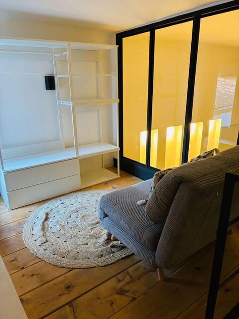 Bed, Photo of the whole room, Seating area, Bedroom