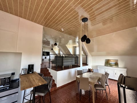 Kitchen or kitchenette, Living room, Seating area, Dining area