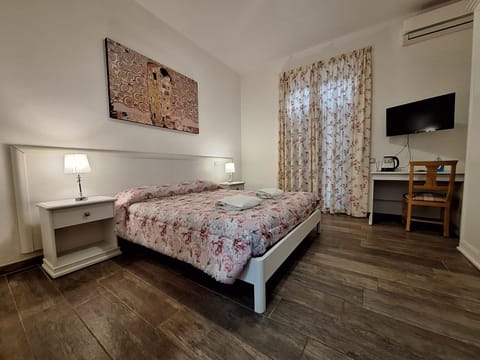 Bed, TV and multimedia, Photo of the whole room