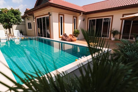 Property building, Day, Pool view, Swimming pool, sunbed