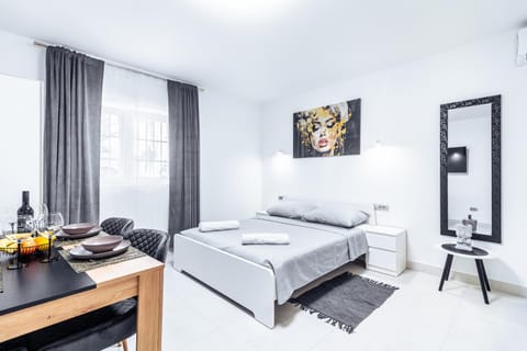 Elegance Split Rooms Apartment in Split