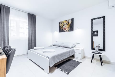 Elegance Split Rooms Apartment in Split