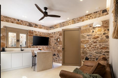 TV and multimedia, Kitchen or kitchenette, Living room, Seating area