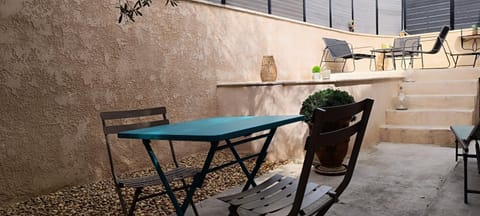 Gite pour deux avec bassin relaxant sans vis a vis House in Graveson