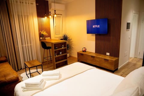 Bed, TV and multimedia, Living room, Photo of the whole room, Seating area, Bedroom, towels
