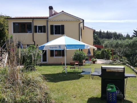 Property building, Natural landscape, BBQ facilities, Garden, Garden view, sunbed