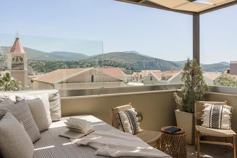 View (from property/room), Balcony/Terrace, City view, Landmark view, Mountain view