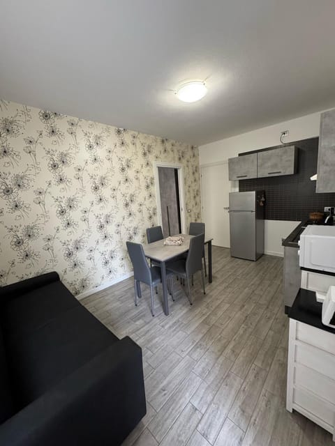 Kitchen or kitchenette, Living room, Seating area, Dining area, oven, stove