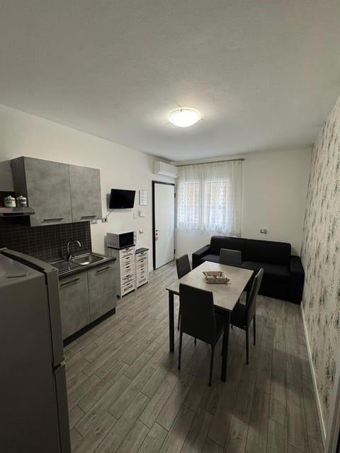 TV and multimedia, Kitchen or kitchenette, Dining area, oven, stove