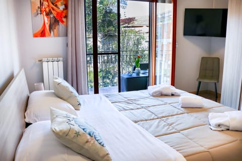 Bed, TV and multimedia, Photo of the whole room, Bedroom, internet, towels