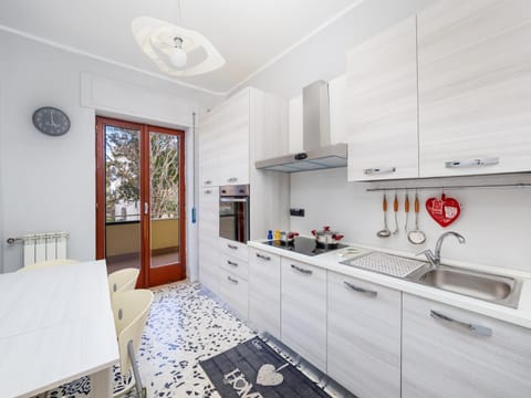 Kitchen or kitchenette, Dining area, stove