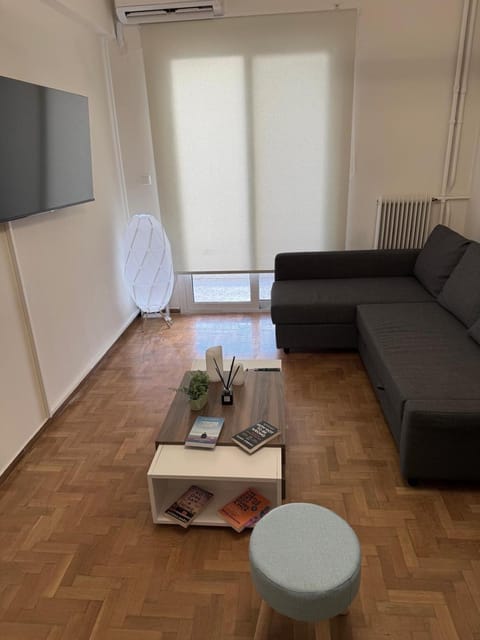 TV and multimedia, Living room, Seating area, air conditioner