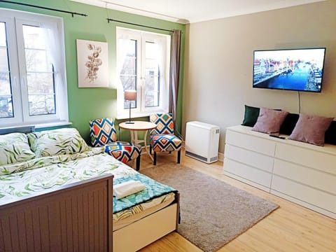 Communal lounge/ TV room, Bed, TV and multimedia, Living room, Bedroom