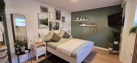 Bed, TV and multimedia, Photo of the whole room, Bedroom