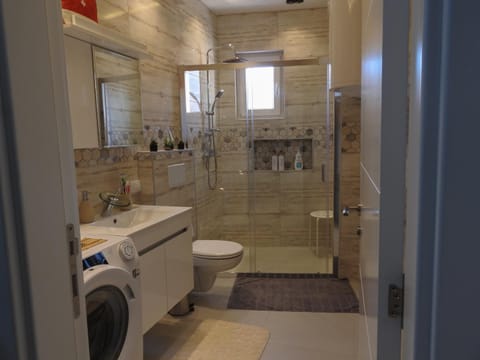 Shower, Toilet, Bathroom, towels, washing machine