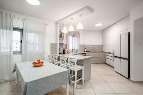 Kitchen or kitchenette, Dining area, dishwasher, minibar, oven, stove