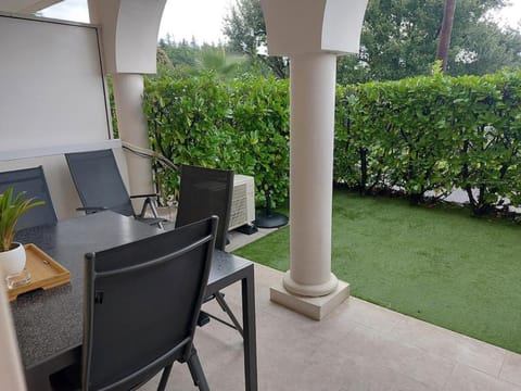 Bagatelle Studio 3étoiles rez de jardin Axelle LocAppart Apartment in Mandelieu-La Napoule