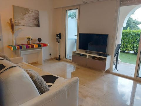 Bagatelle Studio 3étoiles rez de jardin Axelle LocAppart Apartment in Mandelieu-La Napoule