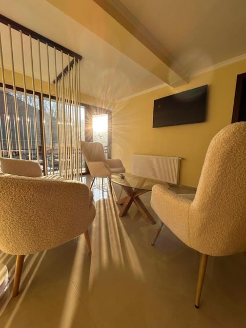Communal lounge/ TV room, TV and multimedia, Living room, Seating area