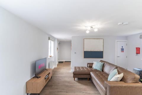 Communal lounge/ TV room, TV and multimedia, Living room, Seating area, Evening entertainment