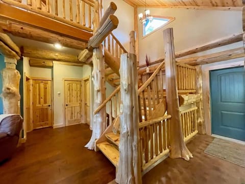 Stunning Log Cabin Getaway at The Hannu Haus Cabin in Wisconsin