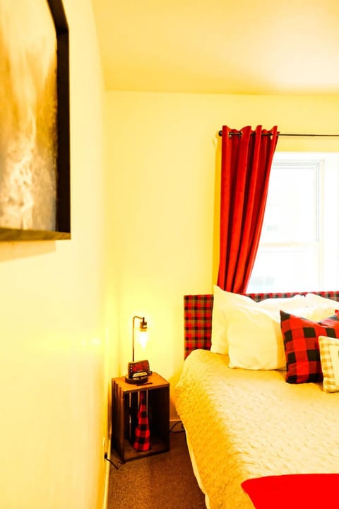 Downtown Red Room at Villages on Aurora House in Ironwood